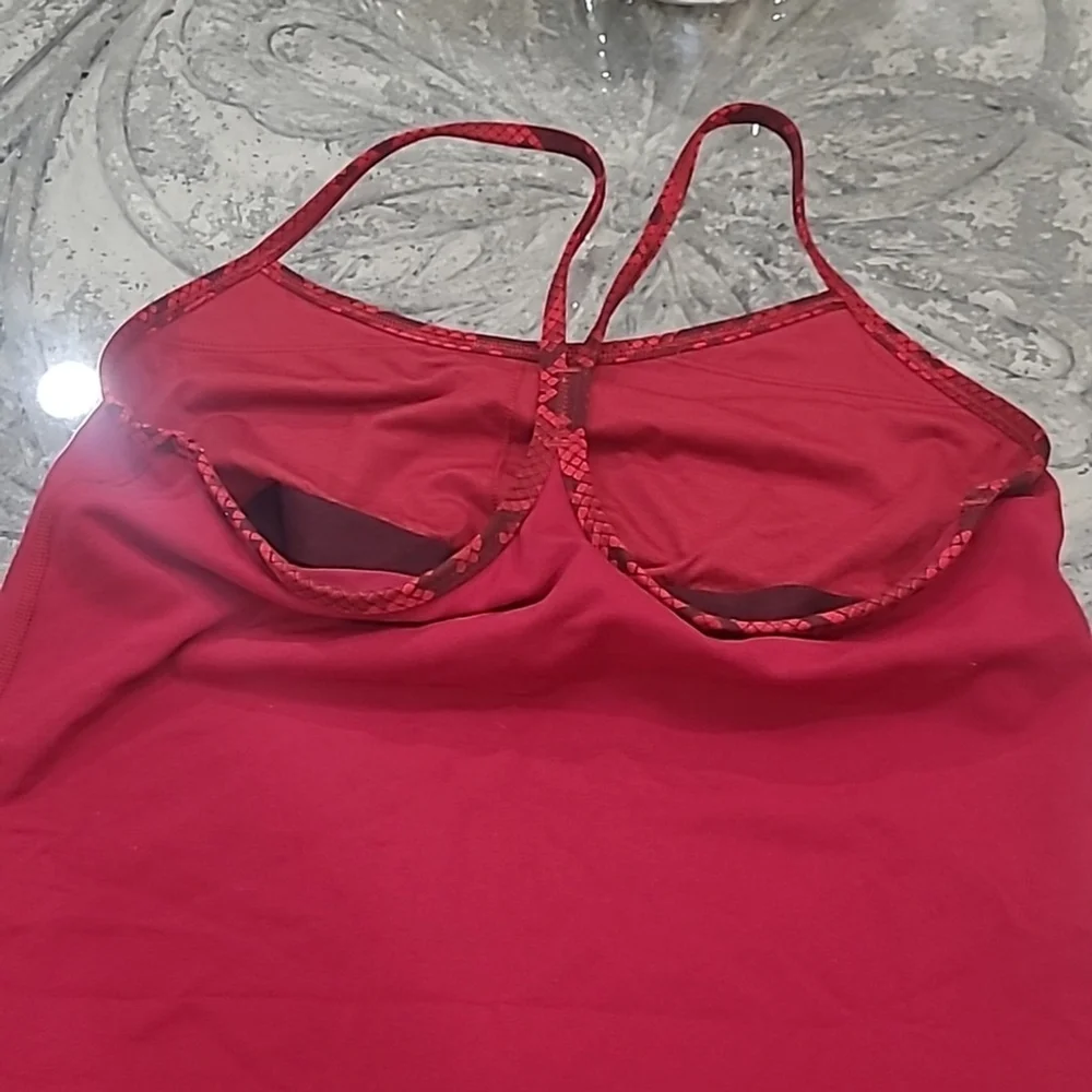 Lululemon womens Power Y Tank Luon like new size 10 snakeskin magneta color